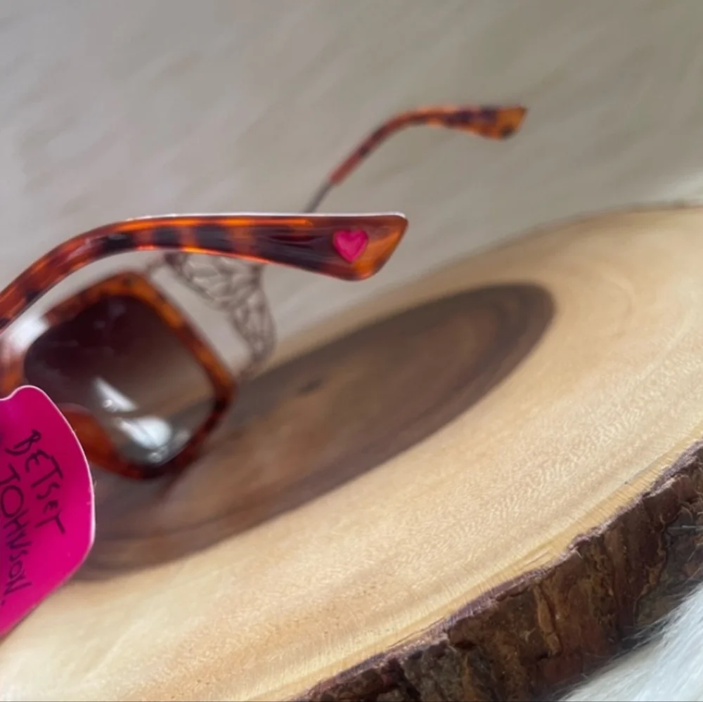 🔥 Betsey Johnson Tortoise Shell Sunglasses - Picture 6 of 7